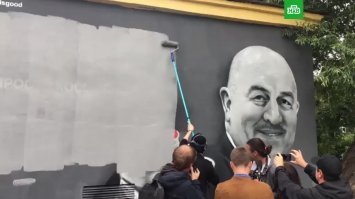 У нас в Питере ЖКХашники вообще звери. Закрашивают всех: Бодрова, Цоя, Черчесова. Впечатление, будто у них личная ненависть ко всем этим людям.