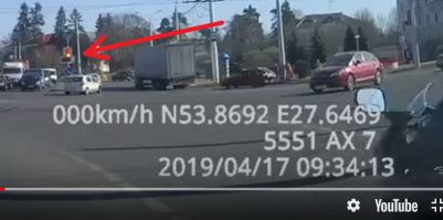 Однозначно хруст виноват. Автомобиль въехал на перекресток на разрешающий сигнал светофора, согласно ПДД ему должны были дать завершить маневр (как сделал это рег).