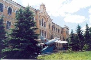пи...деть - не мешки ворочать. не правда ли?
а теперь читаем про летное училище, в котором учился Гагарин
"С 2003 года нежилые помещения бывшего училища были переданы местными властями в федеральную собственность и находились в ведении Министерства обороны РФ. Сейчас в здании находятся Музей космонавтики, являющийся структурным подразделением Музея истории Оренбурга"
вот сайт музея