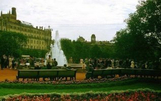 Москва, СССР, 1956 год. Парк (Jacques Dupaquier) - брехня! Сквер около Большого Театра, вдалеке гостиница "Националь"