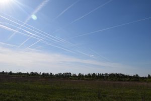 Так они тренируются, а на втором фото расслабляются 9-го мая после парада :)
Когда три "медведя" идут на минимальной высоте и с минимальной скоростью - зрелище не передаваемое по мощи! :)
А истребители, так мелкота, вжих-вжих и нету :)
