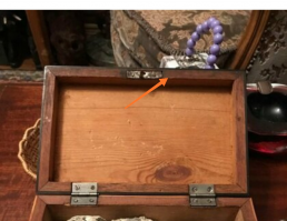 Мое воспалённое воображение не даёт мне покоя, я о предмете рядом с куском берлинской стены