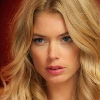 Фотка Даутцен, после которой вы никогда не полезете её высмеивать:
Это просто богиня!