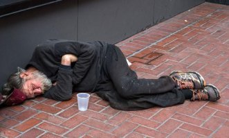 Неравнодушные? НЕРАВНОДУШНЫЕ?! К чему неравнодушные? К куску материи, поролону и двум пуговицам? Люди, очнитесь!!!

Равнодушные люди попили из стаканчика и цинично выкинули его на помойку. Неравнодушный бомж Аркадий не прошёл мимо стаканчика. Аркаша расправил его, помыл и дал стаканчику новую жизнь. Ставьте лайки/, подписывайтесь на мой инстаграмм и вы узнаете сколько зарабатывает стаканчик с месяц, как однажды на него наступил прохожий и как стаканчик попал в больницу. чем закончилась встреча пластикового стаканчика и его богатого родственника - фарфоровой чашки.