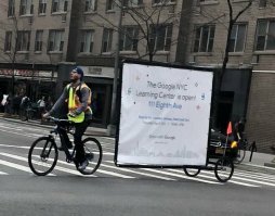 Реклама на великах - в Екатеринбурге уже года 2 как практикуется.
Рельеф на полу для слепых - в Сочи к олимпиаде по всему центру такие ТРОТУАРЫ были сделаны.