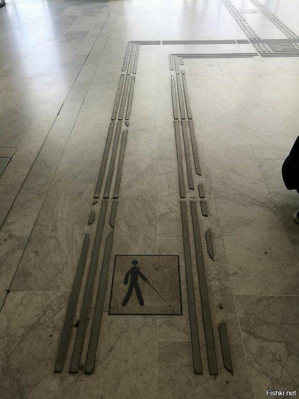 Реклама на великах - в Екатеринбурге уже года 2 как практикуется.
Рельеф на полу для слепых - в Сочи к олимпиаде по всему центру такие ТРОТУАРЫ были сделаны.