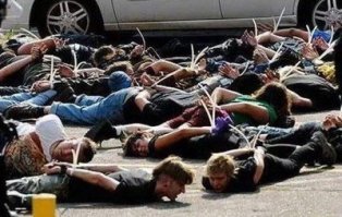 Дааа, какой совет... Что-то я не видел задержаний, чтобы спереди руки стягивали (фильмы не в счет). В США, где пользуют стяжки более всего, всегда вяжут сзади. Может что-то посоветуете вот этим товарищам?