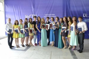Автор, а о чем расскажет фото современного выпускного, года так 2013-2018...
Ну давай, жги, про "...разврат, голые декольте, безумные лица и т.д..."
Пару фото (что-бы выбрать самые развратные):