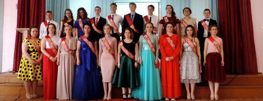 Автор, а о чем расскажет фото современного выпускного, года так 2013-2018...
Ну давай, жги, про "...разврат, голые декольте, безумные лица и т.д..."
Пару фото (что-бы выбрать самые развратные):
