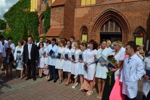 Автор, а о чем расскажет фото современного выпускного, года так 2013-2018...
Ну давай, жги, про "...разврат, голые декольте, безумные лица и т.д..."
Пару фото (что-бы выбрать самые развратные):