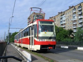 В посте говорится о модернизации трамваев а все фотографии не в тему.Это не модернизированный трамвай а отремонтированный.В новом (модернизированном) трамвае другие сидения,другое освещение,таблички с номером маршрута электронные,в салоне и с борта "бегущие строки"  указанием остановок и маршрута,другие поручни.В кабине вагоновожатого электронные приборы с цифровыми дисплеями,кондиционер,сдвижные двери (у некоторых есть и старые двери-гармошки),другой токоприёмник.А вообще из старых Татр наклепали очень много разных вариантов.У многих даже внешний вид полностью изменён за счёт углепластиковых накладок.На фото все Татры.