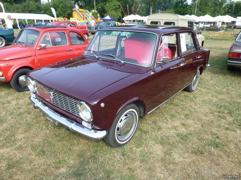 16 августа 1966 года в Москве было подписано генеральное соглашение между итальянской компанией Fiat и советским Внешторгом о научно-техническом сотрудничестве в области разработки легковых автомобилей. В его рамках был утвержден проект строительства автозавода на территории СССР. Этим соглашением определялись и сами модели: два автомобиля в комплектации «норма» с кузовами седан (ВАЗ-2101) и универсал (ВАЗ-2102), и автомобиль «люкс» (ВАЗ-2103). В качестве прототипа для «нормы» сразу был определён Fiat 124, получивший в 1967 году титул «Автомобиль года».