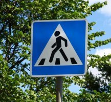 Следите внимательно за руками, как обуть бюджет и при этом сделать вид, что денег почти не украл. 

По ГОСТуквадратный знак должен быть размером от 600х600 и более. Но находятся товарищи, которые предлагают сделать знаки 500х500 - якобы с целью сэкономить. Но тут-же находятся другие товарищи, которые говорят, что уменьшенные знаки в городе трудно увидеть издалека и поэтому их надо окаймить желтым полем. Но после окаймления знак становится 800х800 и начинает стоить дороже - вот такая ловкость рук и никакого мошенничества.

Узнать-бы кто автор такого уменьшения знаков и выяснить - как он связан с изготовлением знаков, сколько заработала его жена и сколько лет этой семейке сидеть с конфискацией имущества.