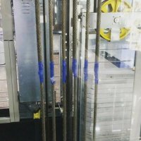 А что тут такого? Кто-то серьезно считает, что тросы изолентой чинили? Это маркеры. У нас в БЦ так же маркировали работяги когда лифт меняли и натяжение тросов проверяли.