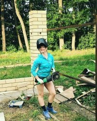 Я бы очень хотел посмотреть как она в таком прикиде сварочными работами занимается...