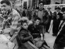 Для компенсации вашего шока от кадров из художественного фильма - несколько фото из позднего СССР (в посте этот кадр иллюстрирует поклонение перед западной модой в конце 80-х). Это-же не кадры из фильмов?

"...Дело в том, как он реагирует на замечания соседей, старших, милиции в конце концов...."
Сойдемся на том, что вам, с высоты вашего опыта, возраста, виднее.