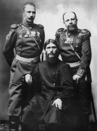 Г.Е.Распутин, полковник Д.Н.Ломан (слева), ктитор Феодоровского Государева собора, и князь М.С.Путятин. Фото: К.К.Булла 1907-1908 г.