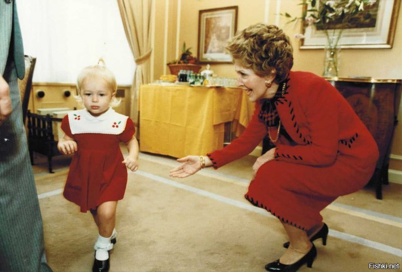3х–летняя Пэрис Хилтон убегает от бывшей первой леди США Нэнси Рейган, 1983 год, Нью Йорк.