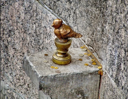 Да, наш- то монумент птице поменьше этого будет...
Это Чижик- Пыжик на Фонтанке.