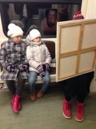 Тут-то че не так? Везет человек картину, классика жанра, называется "Пахом а-ля натюрель". Дома может в спальне повесит.