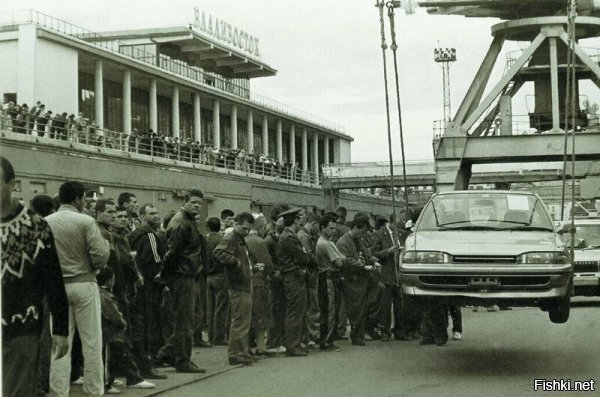 "Выгрузка автомобилей из Японии, Владивосток, 1993"

Правильнее было бы "выгрузка никому не нужного металлолома"