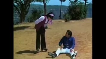 А "ролики" тогда были другие, на четырех колесиках как на тележке :)
И, кстати, неплохая альтернатива была, на ремешках. Пришел на площадку, прицепил почти к любой своей обычной обуви и катайся :)