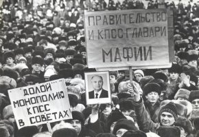 "Митинги против СССР и Советской власти? Это гдеж они были?"

Не только в "литвах", Москва и Ленинград тоже отметились.
Говорят, были митинги и в поддержку СССР и КПСС, собирали они 5-20 человек за раз. Митинги против СССР и коммунизма были чаще и собирали до 300тыс.человек (Москва).
Самое забавное, что большинство ноющих сейчас "о прекрасном СССР" сами стояли на антикоммунистических митингах, тащили с работы все, что было не прибито (вне зависимости от необходимости стащенного), давали взятки, что-бы поступить в ВУЗ, называли советскую власть - "совком", слушали каждое слово радиостанции "Радио Свобода" и "Голос Америки", верили, что США всем помогут, в общем делали все - что-бы развалить СССР.