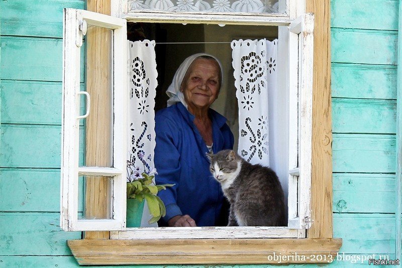 Бабушка в окне фото