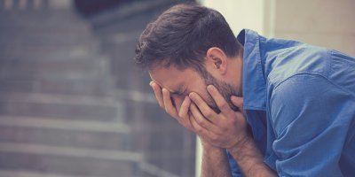 Когда бухой и вертолеты появляются , человек не может быть таким довольным , а как то так выглядит :