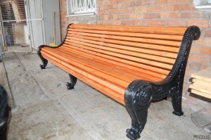 Когда-то у каждого хрущевского подъезда такие были. А уж в парках культыры и отдыха - обязательно. Не с таким шикарным литьём, но анатоми очень удобная.