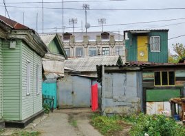 Сотовых вышек нет что ли? Антенны от армейской релейки.