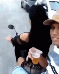 Теперь парень будет знать, что никогда нельзя давать понять девушке-водителю, что ее сейчас снимают на камеру