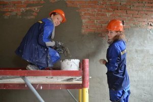 Вы, наверное, уже забыли, как выглядят настоящие красотки. 
А то привыкли к тем, кто зарабатывает дыркой.