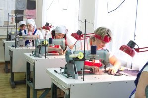 Вы, наверное, уже забыли, как выглядят настоящие красотки. 
А то привыкли к тем, кто зарабатывает дыркой.