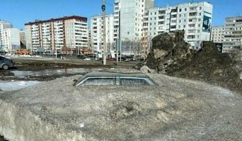 Ну, думаю, вот кто-то бетоном тачанку похоронил... и только после дошло: "Да это же снег!!!"