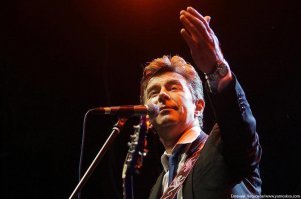 Не стойте на пути у нетрезвой женщины, которая хочет петь