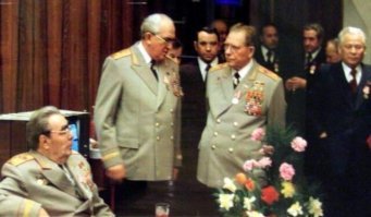 Что-то на Вашем фото Дмитрий Устинов совсем где-то на галерке)))