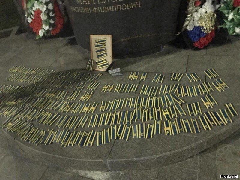 В Рязанском училище ВДВ изменили исторический небесно-голубой цвет курсантских погон. Об этом на своей странице в Facebook рассказал депутат госдумы от Рязанской области Александр Шерин. «Кому-то хочется сделать как можно более невыделяющейся элиту вооруженных сил России? Голубые курсантские погоны всегда были первой наградой молодым людям, заслужившим право быть курсантом легендарного училища имени генерала армии Маргелова. И теперь эти погоны срывают»,   написал Шерин в соцсети. Сорванные погоны многие курсанты принесли к памятнику Маргелову. Там же они оставили надпись   «снимая с нас погоны, вы хороните память».

Подробнее на RZN.info: