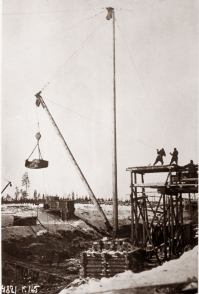Нигуя себе два Геракла. Без таля даже. 
Такая бадья с бетоном тонну весит, наверное.