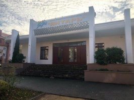 Ну а что удивляться??? У нас в городе закрыли зал спортивной борьбы для детей. По решению прокуратуры. Причина: отсутствие душевых. Зал действовал с 2001 года. Про отсутствие душевых было известно с самого первого дня и родители детей верили обещаниям, что их сделают. В 2014 году принято официальное решение о несоответствии санитарных норм, но ничего не было предпринято. Более того, в 2018 году за муниципальный счёт в сумме 250 тысяч был сделан косметический ремонт фасада другого зала греко-римской борьбы, который в общем был вполне нормальный. А вот давно озвученная проблема почему то была проигнорирована. Теперь ребята, которые занимались в этом зале распиханы в и так переполненный зал греко-римской борьбы и в ФОК, который тоже уже по швам трещит. Тем самым создали неудобства уже многим спортивным секциям, потеснив их в родных помещениях и даже вынудив иных убрать часы тренировок!  А что же со зданием? А его обещали реконструировать и сделать комплекс СПА... Знаете за сколько? Да за сущие копейки, всего за 40 миллионов. Спешу заметить, что городок наш приморский, курортный, но кропотливым трудом бессменной администрации превращён в спальный район с многоэтажками, пробками, грязью. мусором и кучей проблем. Каждый клочок земли застраивается монстрами, если это в центре или на берегу, то непременно гостиница. Так что судьба этого бывшего зала вполне очевидна, поскольку он стоит в самом центре, на главной улице города. На карте видно, что даже сделать пристройку с душевыми вполне реально, места много, да и в самом здании может было возможно но...