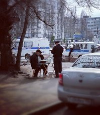 ФЕЙК, там магазин обнесли, а у деда показания снимали, он напротив магазина сидит. Никаких претензий к нему не было.