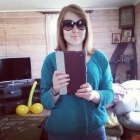 Интересный интерьер - средневековое идолопоклонничество справа сочетается с сугубо научными достижениями слева. Ну и современный жёлтый символ интеллекта молодёжи. :)