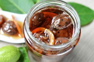 Тогда уж и из шишек тоже. И из зелёных грецких орехов. И из лука
