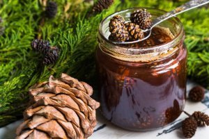 Тогда уж и из шишек тоже. И из зелёных грецких орехов. И из лука