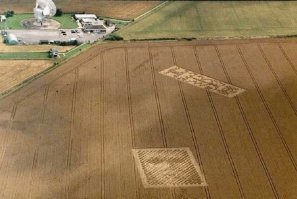 АВТОР, ЗАЧЕМ ЛЮДЕЙ ОБМАНЫВАЕШЬ??? Если упоминаешь письмо от человечества из Аресибо, то и приводи ответ двух разных цивилизаций на пшеничных полях английского графства Чилболтон... На первом снимке: слева письмо из Аресибо -1972 год, справа ответ -2001 год. Сверху вниз: первый ряд - двоичный код, второй ряд список элементов более других представленных на планете (в ответе инопланетян дополнен кремнием). далее три строки таблицы нуклеотидов. Вертикальные спирали и столбик - ДНК. Далее количество представителей цивилизаций - 6 млрд 100млн (1972г) и 12 742 213 502 (2001г). внешний вид и средний рост - человек 5 футов 9,5 дюйма (175,6 см) и пришелец - 3 фута 4 дюйма (101,2 см). Ниже планетарная система: квадрат - Солнце, 3-й кубик приподнят из ряда обитаемая планета Земля; у них 3 и 4 освоены, 5-я родная планета (крестик). Ниже конструкция источника сигнала - схематически чаша радиотелескопа в разрезе излучаемый и отражённые в космос радиоволны (в виде буквы "М") размер чаши 1004,52 фута (306,18 м). Корабль пришельцев в разрезе - в центре пилот (крестик) в прямоугольнике, через 4 отверстия генерирующее поле в виде квадратов вокруг корабля. Размер 2789,52 фута (850,24 м). На втором снимке письмо с портретом пришельца на пшеничном поле возле радиотелескопа. И на третьем снимке Письмо в американском коде КОИ8 в виде спирали и портрет представителя другой цивилизации на пшеничном поле, два года спустя в 5 км от радиотелескопа. «Бойтесь приносящих ФАЛЬШИВЫЕ дары и их НАРУШЕННЫХ ОБЕЩАНИЙ. Много БОЛИ, но спокойные времена [сбой синхронизации]. Там есть ДОБРО. Мы ПРОТИВостоим ОБМАНУ. Канал ЗАКРЫВАЕТСЯ».