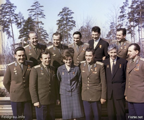 Владимир Комаров (первый слева в нижнем ряду) 1 июля 1965 года.

Комаров и Гагарин на охоте