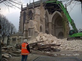 С 2002 по 2017г. во Франции был снесён 31 храм. Сносили даже храмы, признанные объектами исторического наследия. А вообще во Франции планируется снос 2 800 католических церквей, многие из которых построены несколько веков назад. Храмы будут снесены, так как затраты на восстановление превышают стоимость сноса. Кроме того христианские храмы передаются мусульманским общинам и преобразуются в мечети.