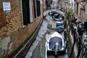 Вранье,пиз..шь и провокация!Катерами с бочками вывозят на материк,запах (когда есть а это редко бывает), это гниющие водоросли,спутать запах с канализацией мог только вконец упоротый. Хоть одну трубу покажите,фото обмелевших каналов дохрена.