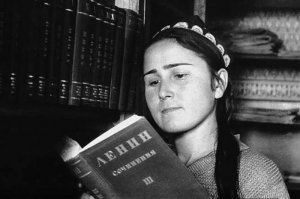 Так вот откуда современные дамские брови растут :)