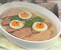 с чесноком абсолютно солидарен! а по поводу мясорубки ...х.з. в нашей местности мясо и жилки разделяют руками. 
 а заливным считают мясо(или язык или рыбу) нарезанное порционными кусками от большого куска толщиной от 0,5 до 1.5 см в зависимости от глубины посуды .как то вот так - как на фото